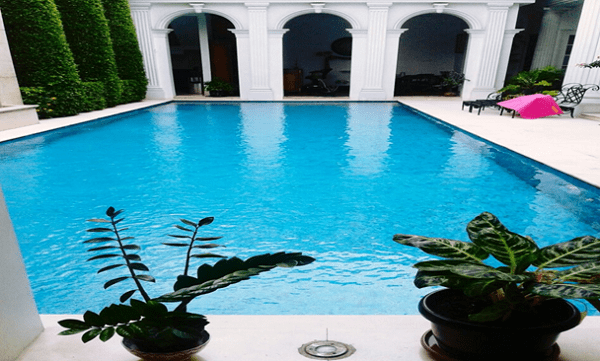 Warna Mosaic kolam renang biru cerah