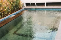 4 Penyebab Air Kolam Renang Berwarna Kuning