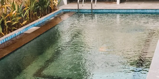 4 Penyebab Air Kolam Renang Berwarna Kuning