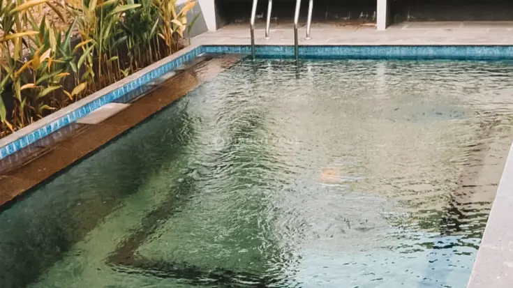 4 Penyebab Air Kolam Renang Berwarna Kuning