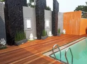 merawat decking kolam renang