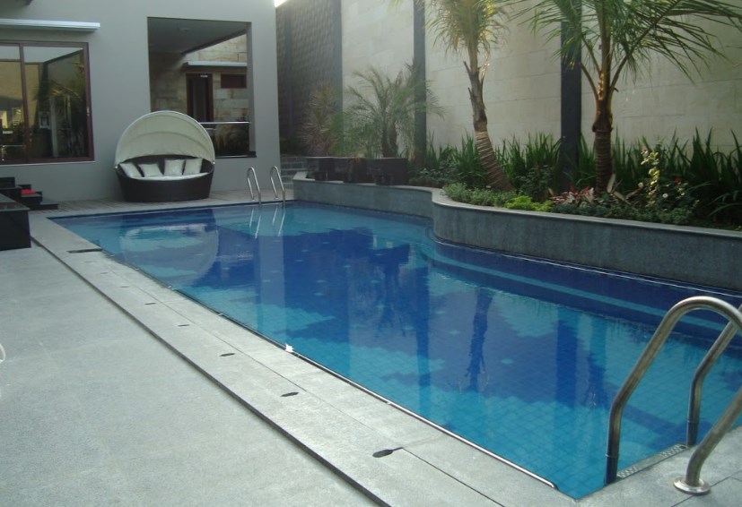 kolam renang indoor atau outdoor