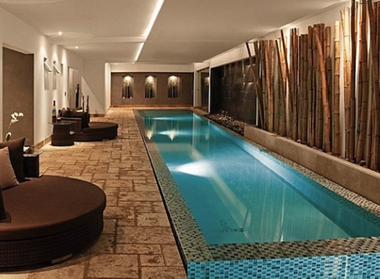 kolam renang indoor atau outdoor