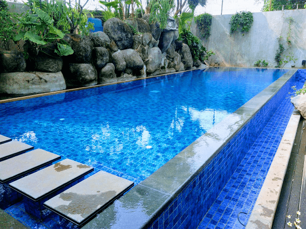 Ukuran lebar gutter kolam renang di atas standar