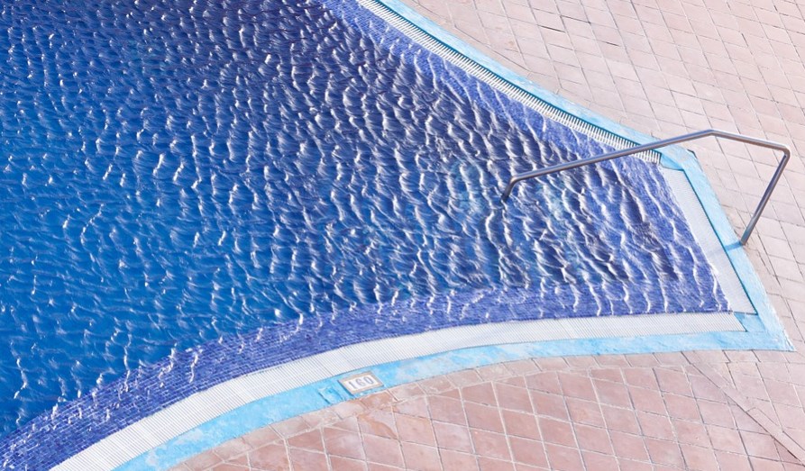 cara vacuum kolam renang.jpg1.jpg