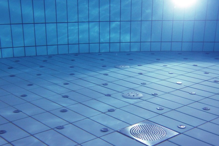 memasang lampu kolam renang