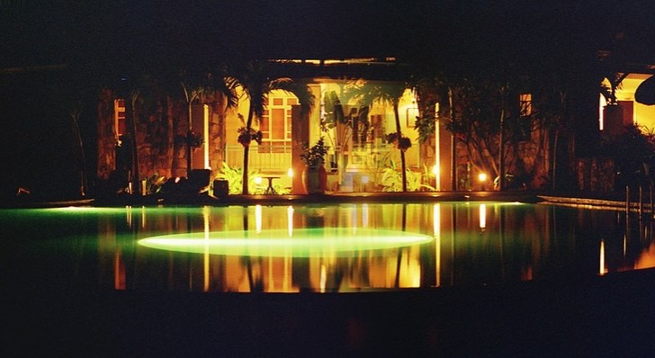 memasang lampu kolam renang