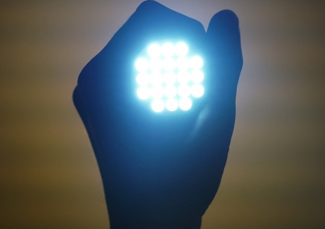 memasang lampu kolam renang