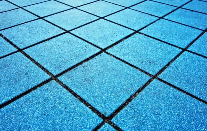 mengganti keramik kolam renang