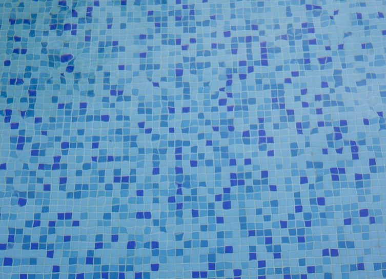 mengganti keramik kolam renang