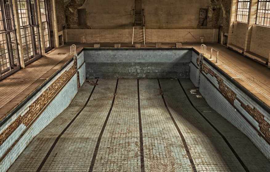 menyiapkan kolam renang