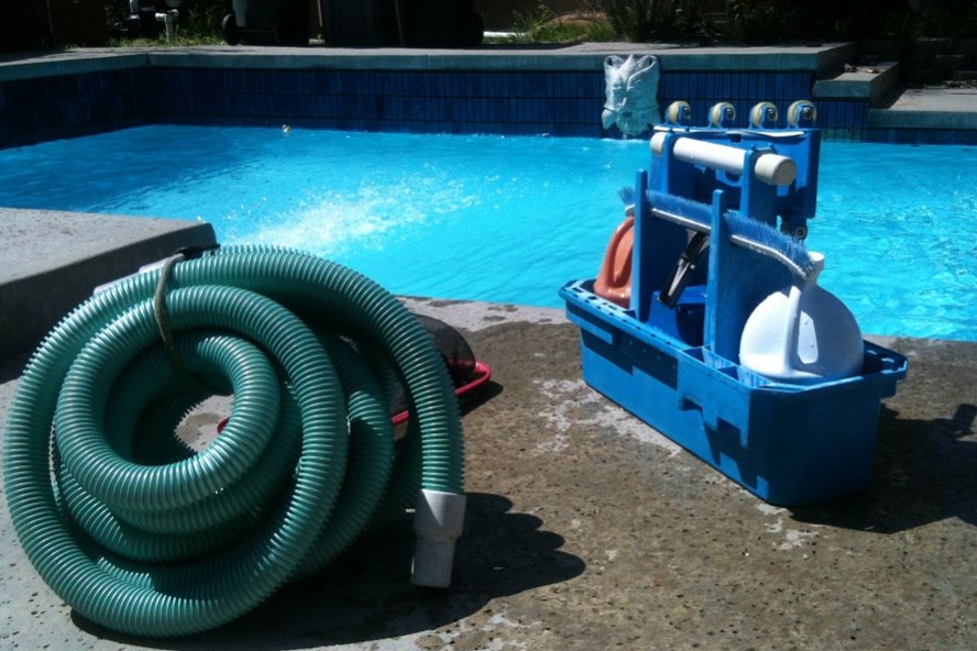 perawatan mingguan kolam renang