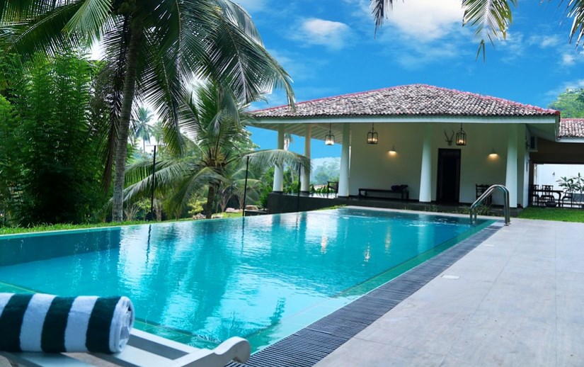 perawatan mingguan kolam renang