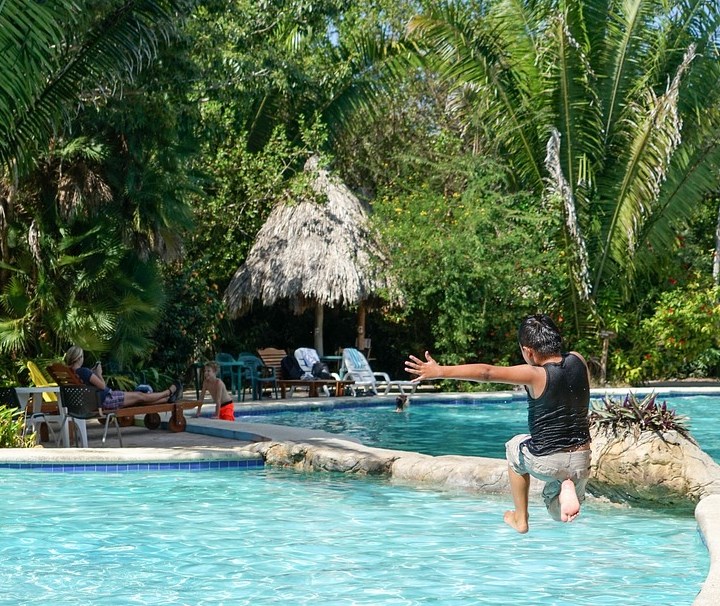 taman tepian kolam renang