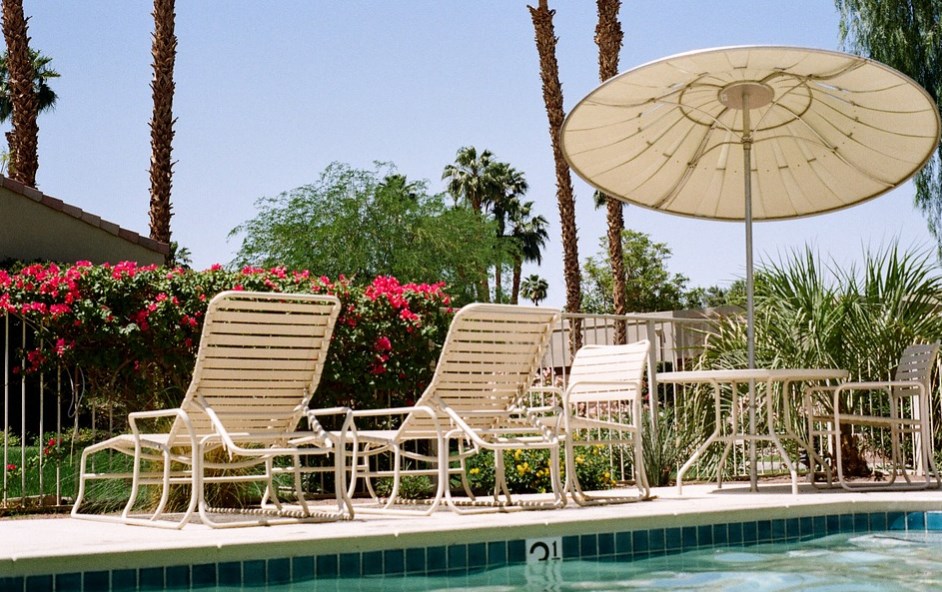 taman tepian kolam renang