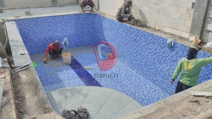 Finishing kolam renang menggunakan Keramik