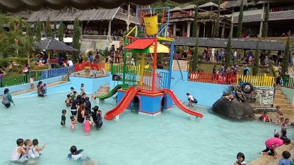 Kolam Renang AW Strawberry