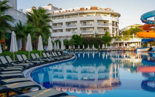 Kolam renang di Bintaro