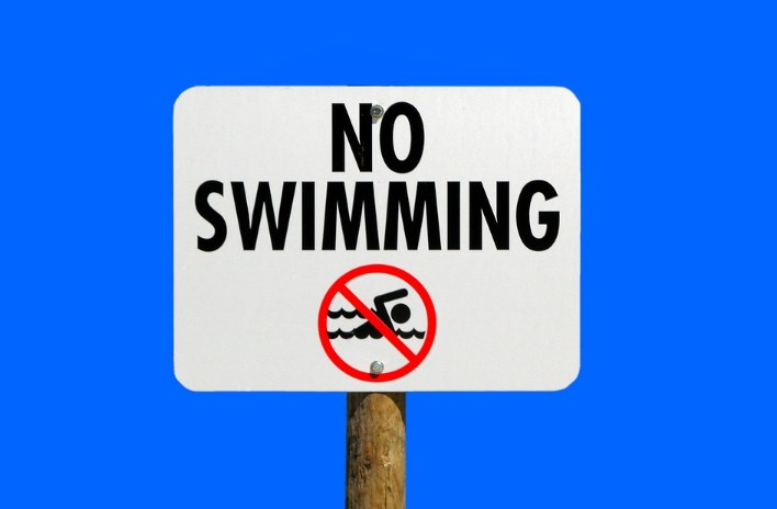 berenang di kolam renang