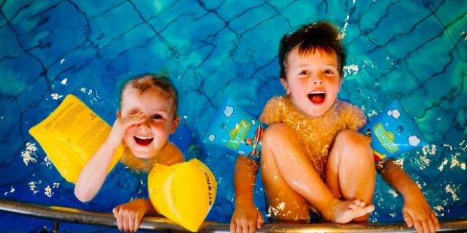 berenang di kolam renang