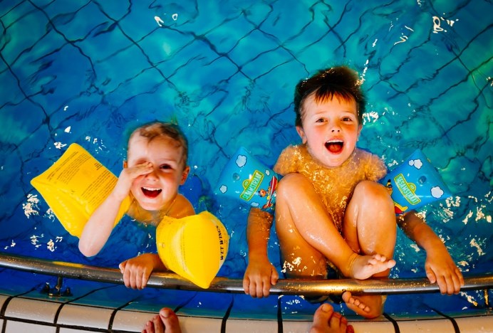 berenang di kolam renang