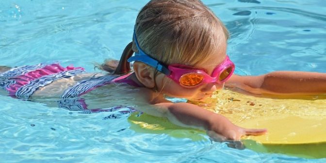 berenang di kolam renang