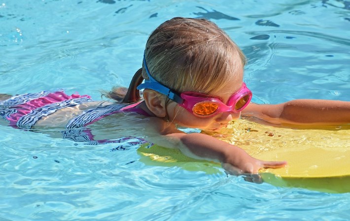berenang di kolam renang