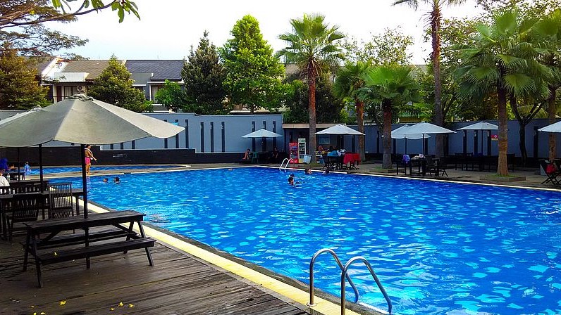 kolam renang umum di Bintaro