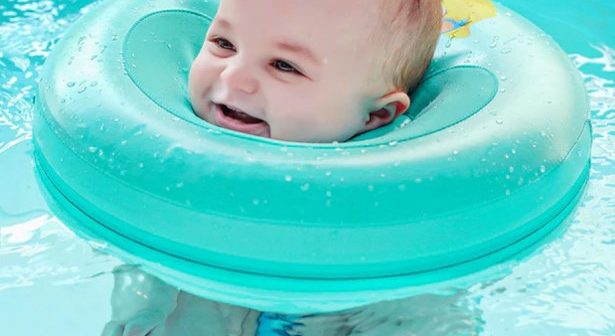 mengajari bayi berenang