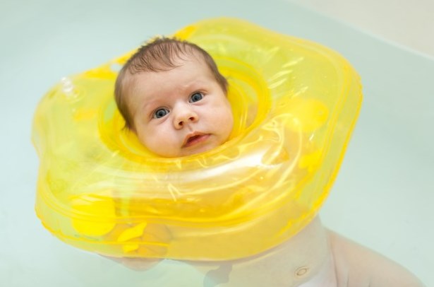 mengajari bayi berenang.jpg2.jpg