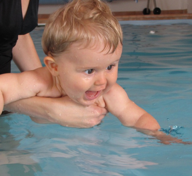 bayi berenang pakai pampers