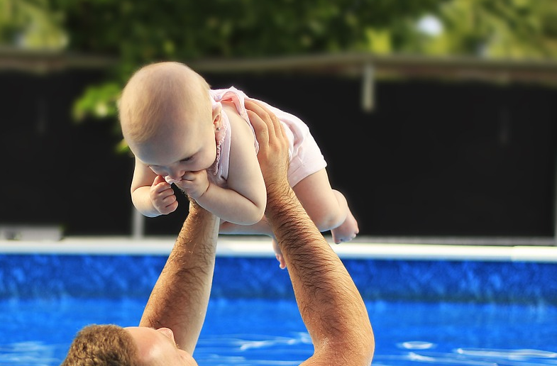 bayi berenang pakai pampers