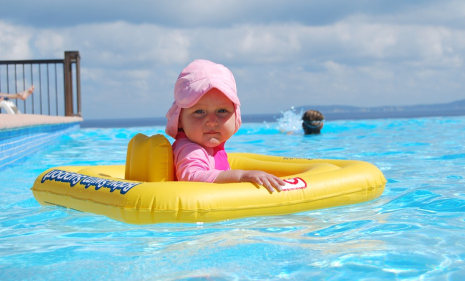 bayi berenang pakai pampers