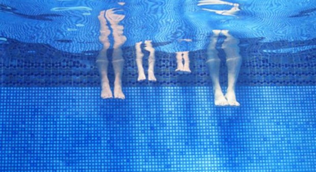 kencing di kolam renang