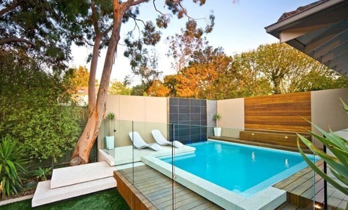 rumah dengan kolam renang outdoor