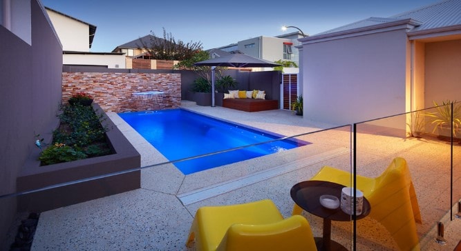 rumah dengan kolam renang