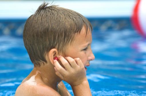 Telinga Kemasukan Air? Hati-Hati Swimmers Ear