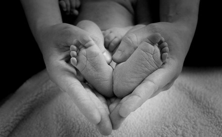 8 Tips Aman Berenang Bersama Bayi