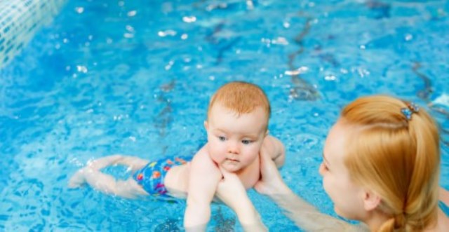 8 Tips Aman Berenang Bersama Bayi