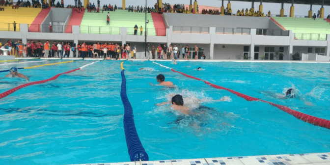 berenang di kolam renang umum