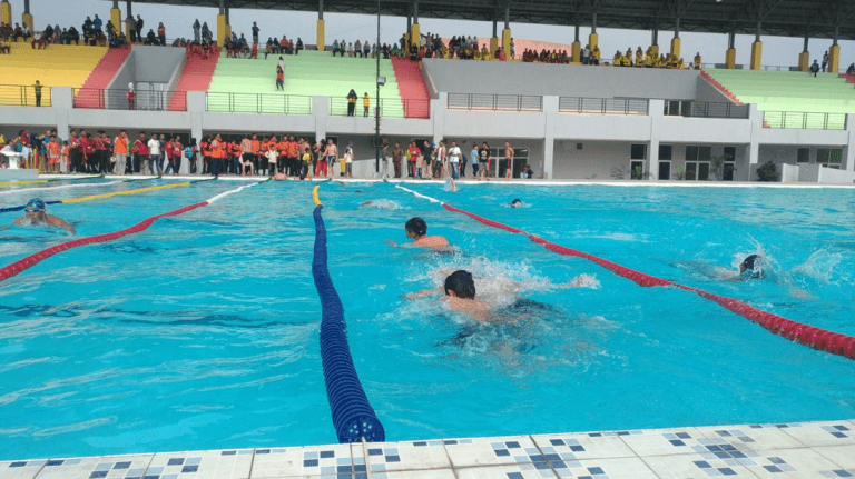 berenang di kolam renang umum
