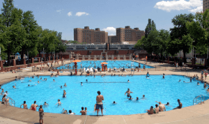 berenang di kolam renang umum.png2