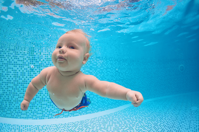 5 Hal Penting Sebelum Ikut Kelas Renang Bayi