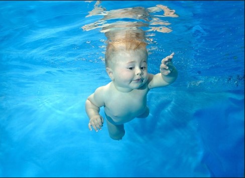 kemampuan berenang bayi