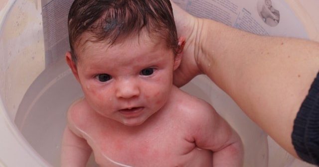 kemampuan berenang bayi