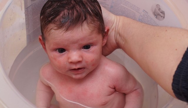 kemampuan berenang bayi