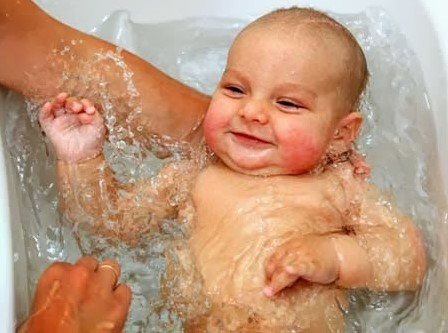kemampuan berenang bayi