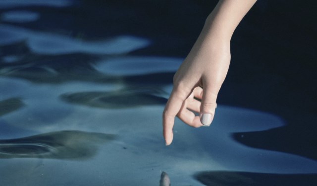 berendam air hangat saat haid