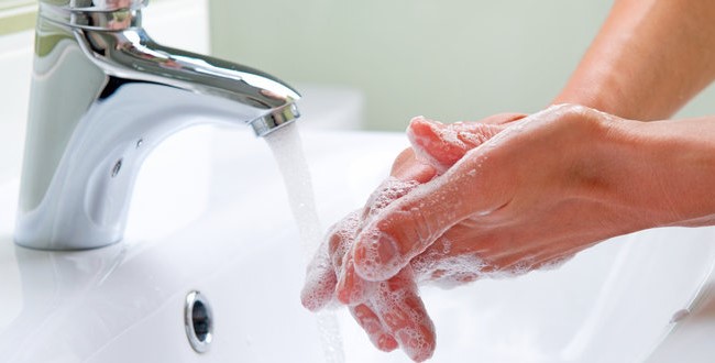 berendam air hangat saat haid