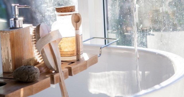 berendam air panas dicampur garam